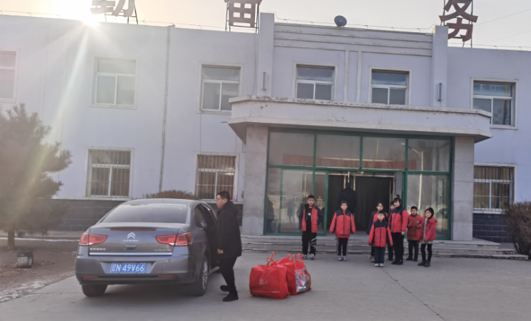 愛(ài)心幫扶貧困生，冰河助學(xué)暖人心
